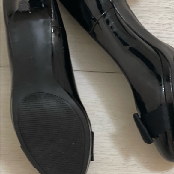 KELLY & KATIE… size 10…black patent leather…3 1/2 “ heeled shoes - Picture 14 of 16